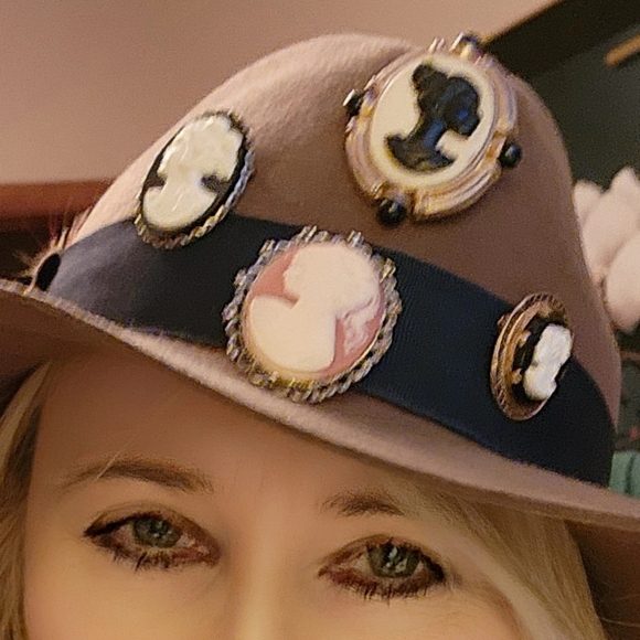 VINTAGE 1970s Black Onyx Ivory CAMEO BROOCH Silver Tone Frame LARGE Statement - Picture 9 of 9